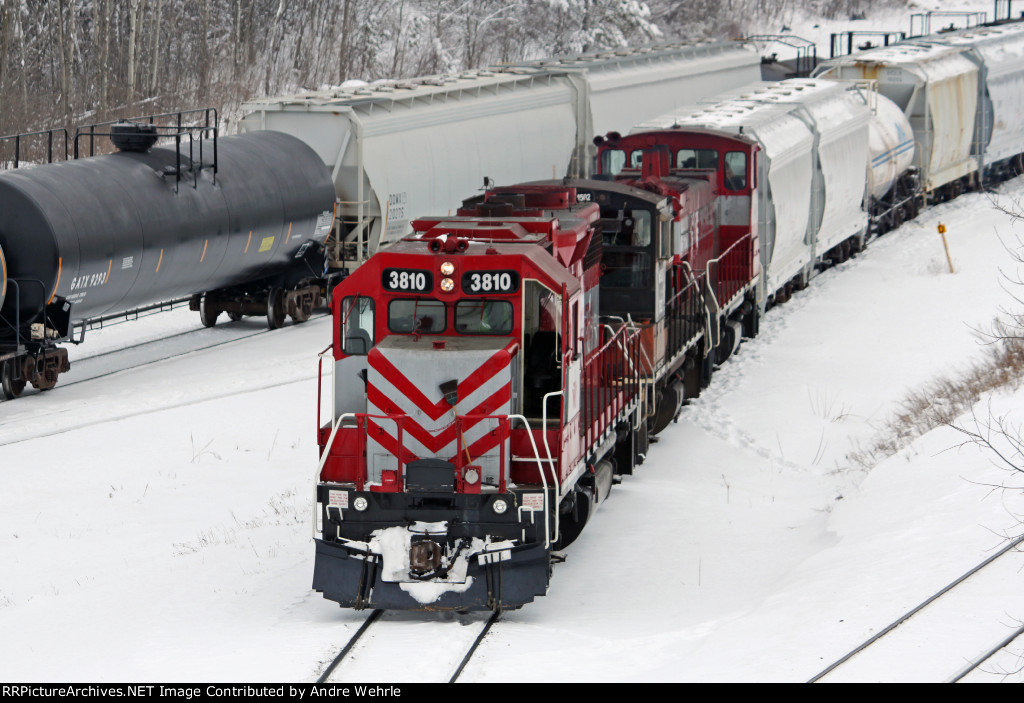 WSOR L249 wraps up its switching chores while CN M341 picks up speed on the main